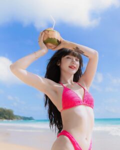 พลอยชมพู-ญานนีน ภารวี ไวเกล 